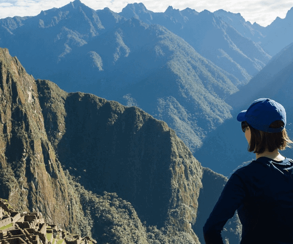 Vista panorámica de Machu Picchu al amanecer durante un tour full day.
