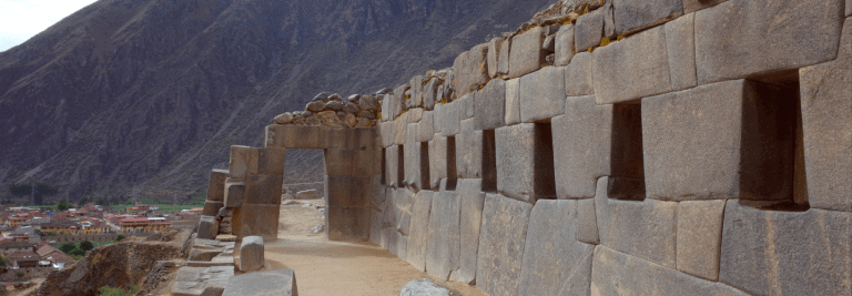 Vista panorámica de las terrazas agrícolas y las ruinas de Ollantaytambo en Cusco.