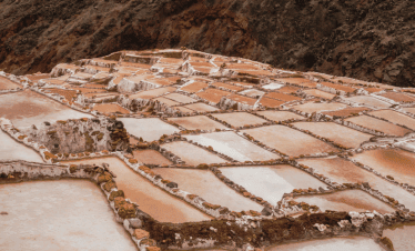 Vista panorámica de las salineras de Maras en Cusco.