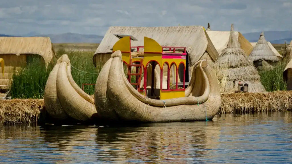 Embarcaciones de totora en el lago titicaca en Puno