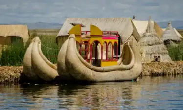Embarcaciones de totora en el lago titicaca en Puno