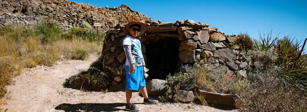 Turista-en-ruta-hacia-la-cima-de-la-Fortaleza-de-Chimpa-Arequipa-Turismo-Liberty