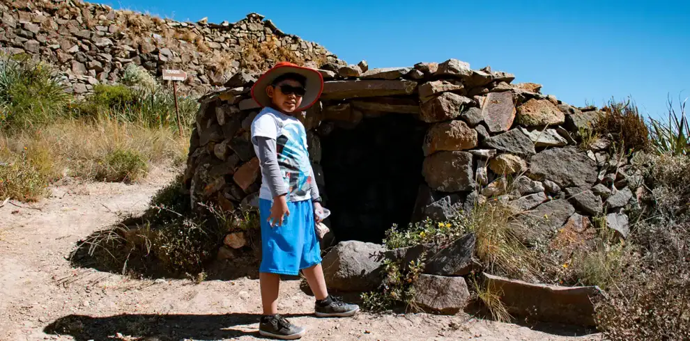 Turista-en-ruta-hacia-la-cima-de-la-Fortaleza-de-Chimpa-Arequipa-Turismo-Liberty