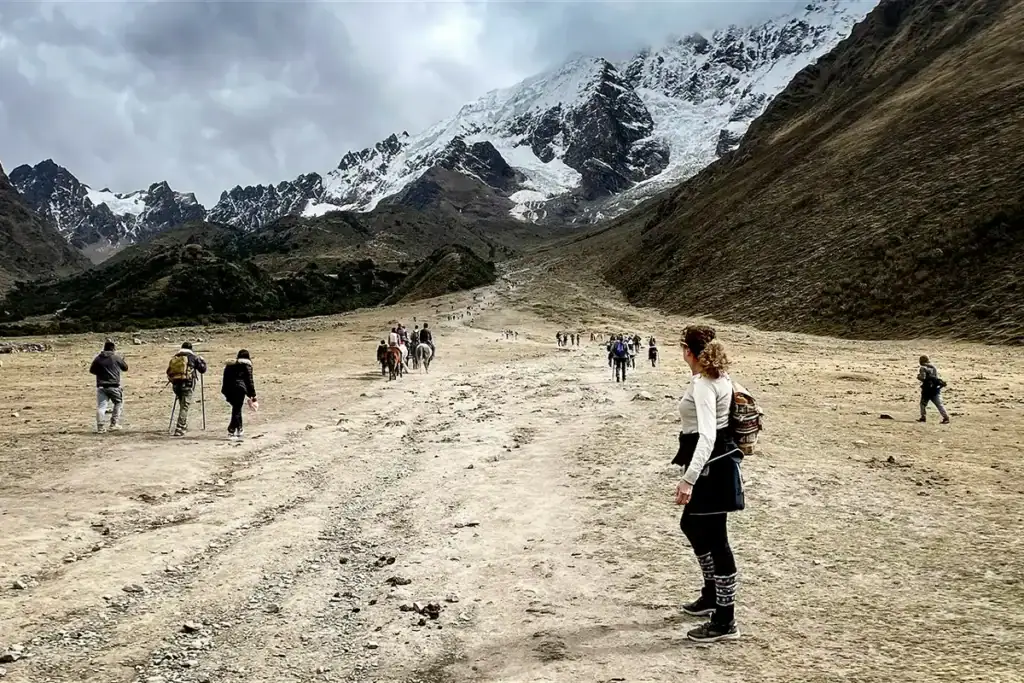 Vue panoramique lors du trekking vers la Lagune Humantay à Cusco