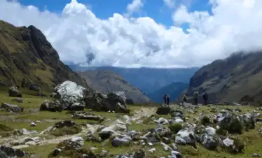 Paisaje andino en la ruta del Salkantay Trek rodeado de montañas