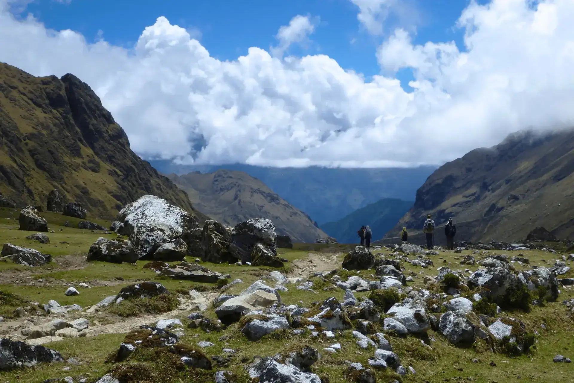 Paisaje andino en la ruta del Salkantay Trek rodeado de montañas