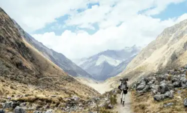 Caminante recorriendo el valle andino en el trekking Salkantay