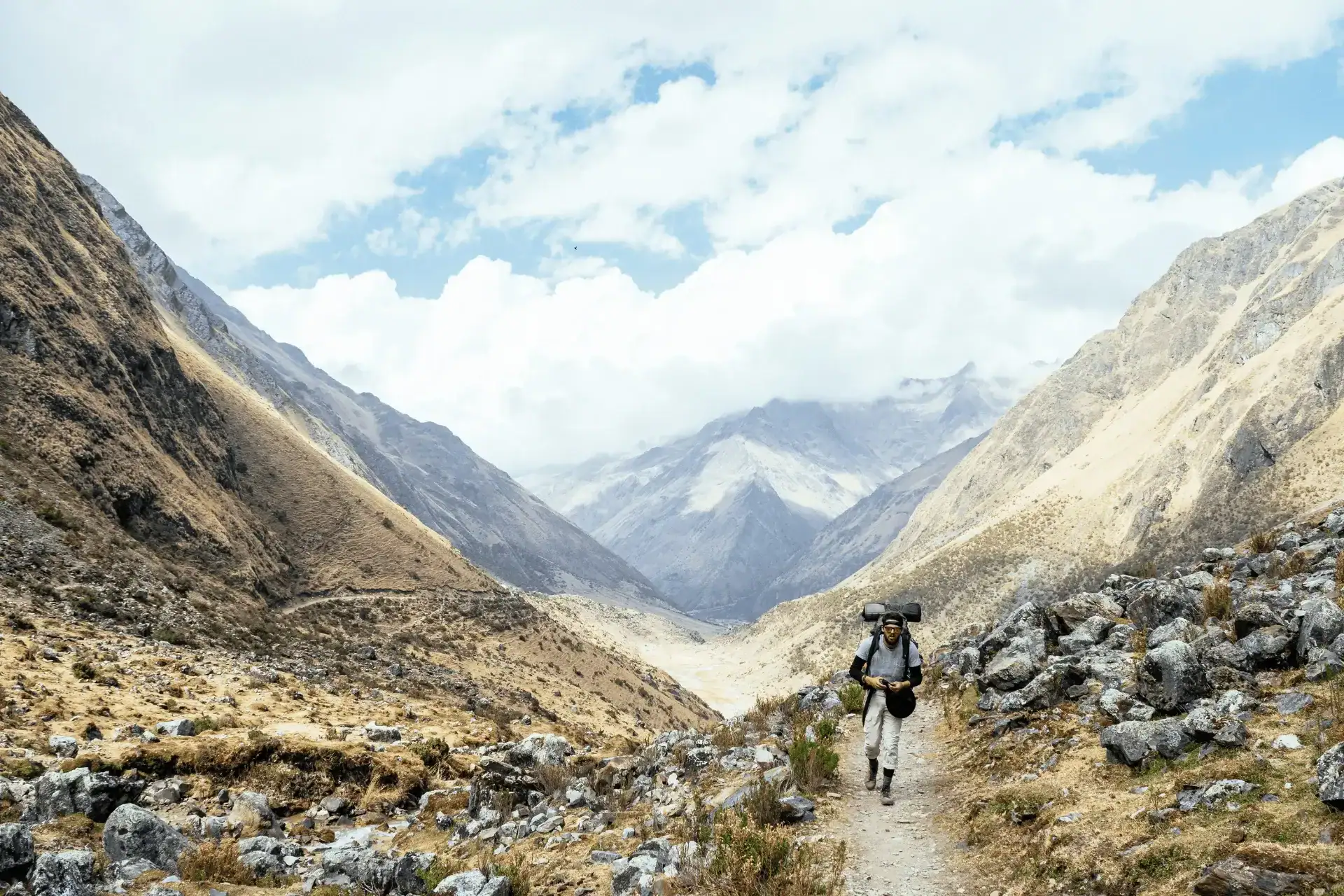 Caminante recorriendo el valle andino en el trekking Salkantay