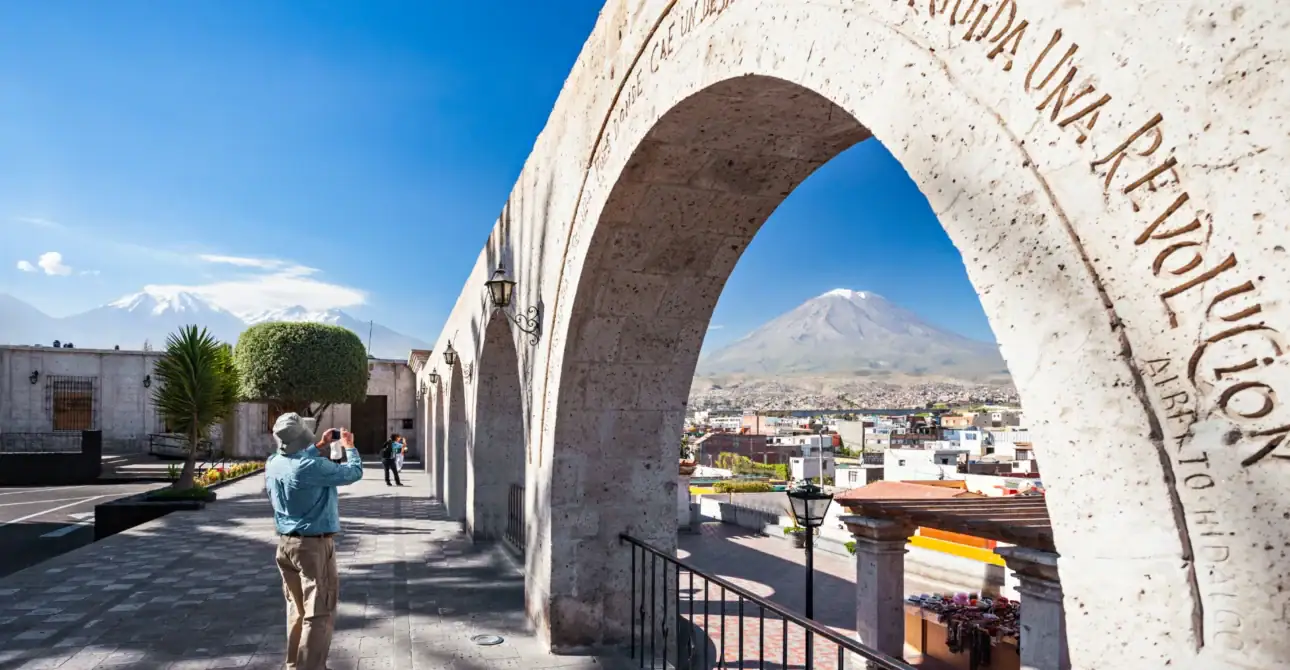 ¿Por qué se le conoce a Arequipa como la Ciudad Blanca?