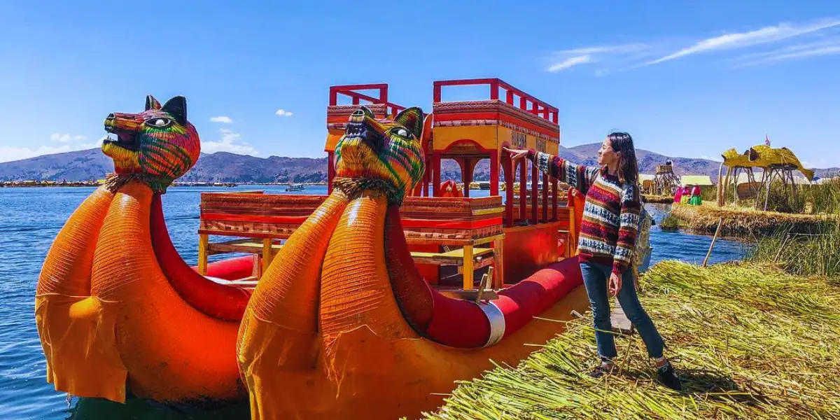 Familia Uro en Isla Flotante Lago Titicaca Puno 2026 — Turismo Liberty