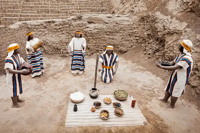 Ceremonia tradicional en la Huaca Pucllana de Lima Perú