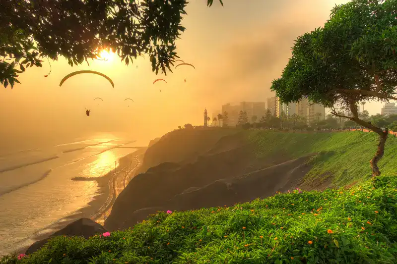 Vista de la costa de Miraflores y parapentes frente al océano en Lima Perú