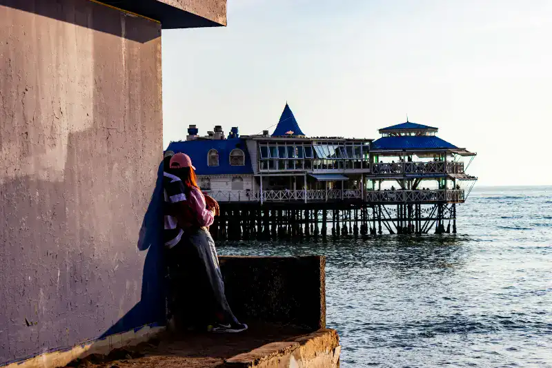 Vista de la costa y restaurantes frente al océano en Lima Perú